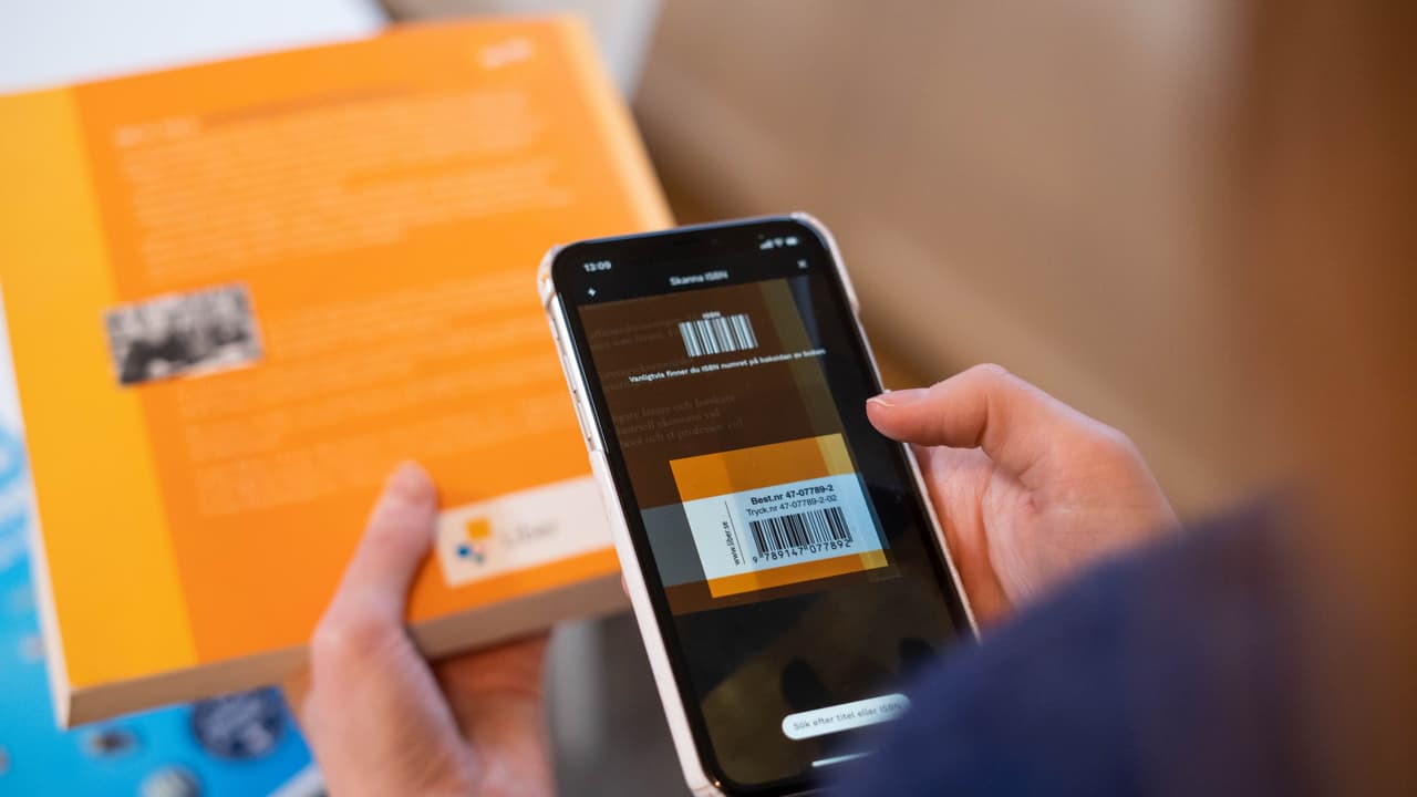 Anne Karin bruker Bookis-appen når hun selger bøker.